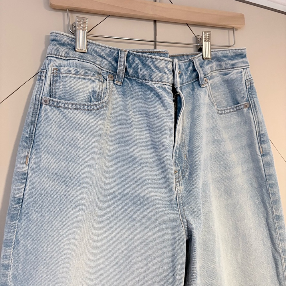 American Eagle High Rise Mom Jeans Light Wash Size 10 - Picture 4 of 8